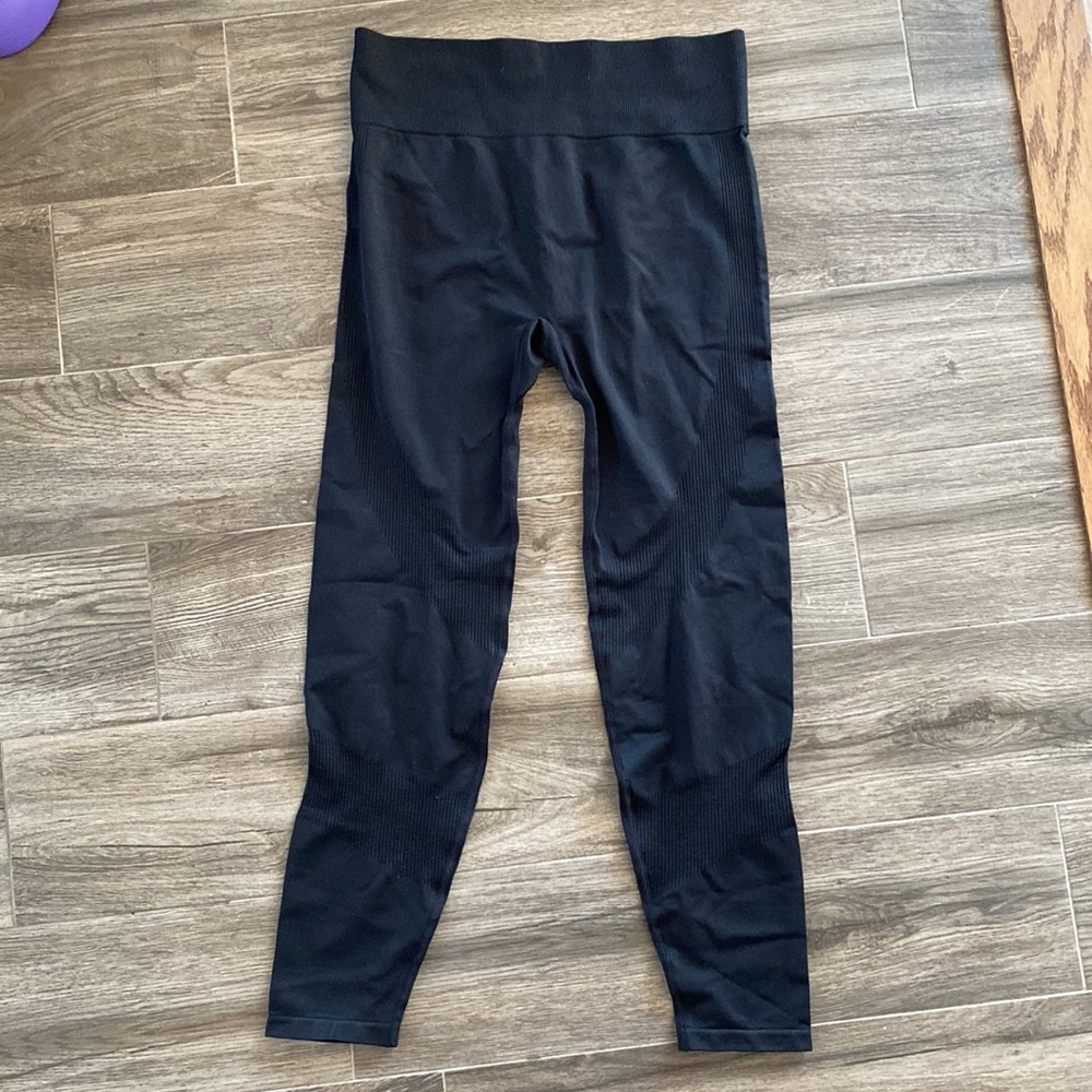 New with tags. VICTORIA SECRET PINK SPORT BLACK LEGGINGS